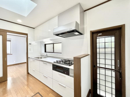 �L�b�`���@�u�₩�ȕ����ʂ蔲����L�b�`���B��������̂Ŗ��邭���C�ɂ��𗧂��܂��B