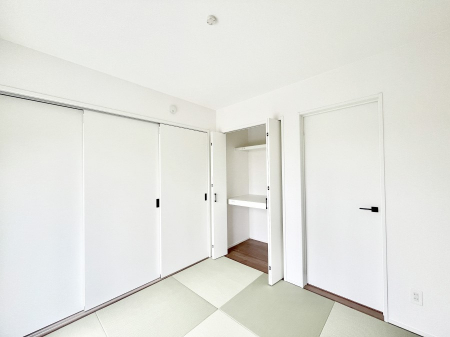 ���̑����ρ@���r���O�Ɨׂ荇���Ă���a���B�ق��ƈꑧ�ł���a�̋�Ԃ��Y�ꂸ�ɁB 