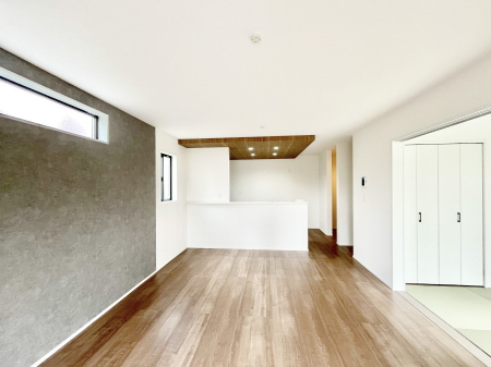 ���r���O�@���邢�z���������A�����̕��͋C�ɖ�������郊�r���O�E�_�C�j���O�B 