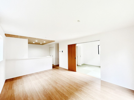 ���̑����ρ@�Ƒ��̏Ί炪���R�Ɛ��܂�Ă���A����ȕ��͋C�̃_�C�j���O�Ɏd�オ���Ă��܂��B