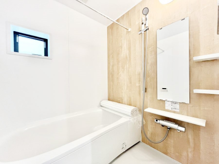�����@�����`Bath Room�`�@�������Ƒ���L�΂��ē������邱�Ƃ��\�I����̔�������M�d�ȃo�X�^�C���ł��B���q�l�Ƃ��ꏏ�ł��\���ȍL���Ȃ̂ŁA���r���O�Ƃ͈�����Ƒ��c�R�̂ЂƎ������y���݂��������܂��B
