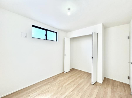 �q�������@�������P�������`Bed Room�`�@�q�������͂��q�l�ɂƂ��đ�Ϗd�Ȗ���������܂��B�q����l�ŉ߂�����Ԃ�^���邱�ƂŁA�h���׋����Ԃ����R�Ƒ����܂����畔���̕Еt����|���Ȃǂ��������ƂɌq����܂��B