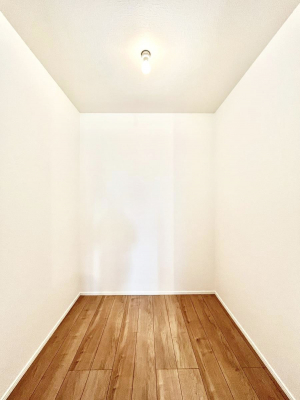 ���̑��@�������P�������`Walk-in Closet�`�@��������̗m���������Ă��V���ɂȂ�ɂ����E�H�[�N�C���N���[�[�b�g�B�m���ȊO�ɂ��A���i�g��Ȃ��Ɠd��X�[�c�P�[�X�A�X�g�b�N�i�Ȃǉ��ł��Еt����������Ԃł��B
