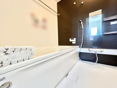 �����@�����`Bath Room�`�@�������������͋C�̗����Ŗ����Ɍ����ă��t���b�V���B���������@�\���t���Ă���̂ŗׂ̐���@�u����Ő􂢏オ�������󕨂��A�J�̓����V�C���C�ɂ������������邱�Ƃ��\�ł��B