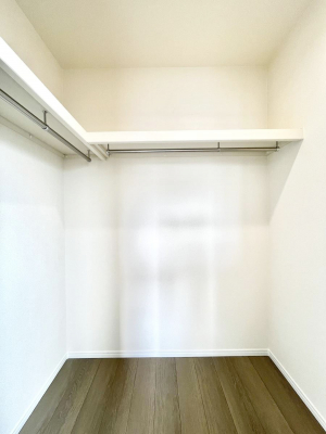 ���̑��@������D�������`Walk-in Closet�`�@��������̗m���������Ă��V���ɂȂ�ɂ����E�H�[�N�C���N���[�[�b�g�B�m���ȊO�ɂ��A���i�g��Ȃ��Ɠd��X�[�c�P�[�X�A�X�g�b�N�i�Ȃǉ��ł��Еt����������Ԃł��B