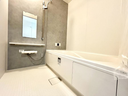 �����@������C�������`Bath Room�`�@����L�΂��ē������邱�Ƃ��\�I����̔�������M�d�ȃo�X�^�C���ł��B���q�l�Ƃ��ꏏ�ł��\���ȍL���Ȃ̂ŁA���r���O�Ƃ͈�����Ƒ��c�R�̂ЂƎ������y���݂��������܂��B