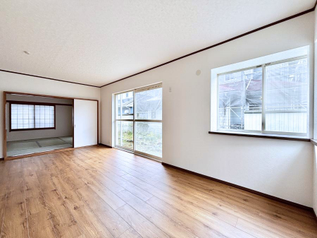 ���̑����ρ@�Ƒ��̏Ί炪���R�Ɛ��܂�Ă���A����ȕ��͋C�̃_�C�j���O�Ɏd�オ���Ă��܂��B