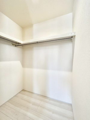 ���̑��@�����`Walk-in Closet�`�@�K�v�Ȃ��̂�R�[�f�B�l�[�g���ꗗ���Ċm�F�ł��A�g�x�x�⏀�����Z���ԂōςރE�H�[�N�C���N���[�[�b�g��ݒu���܂����B�Ƃ̒�����������Ƃ�����֗��Ȏ��[�X�y�[�X�ł��B
