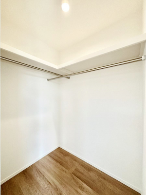 ���̑��@�����`Walk-in Closet�`�@�K�v�Ȃ��̂�R�[�f�B�l�[�g���ꗗ���Ċm�F�ł��A�g�x�x�⏀�����Z���ԂōςރE�H�[�N�C���N���[�[�b�g��ݒu���܂����B�Ƃ̒�����������Ƃ�����֗��Ȏ��[�X�y�[�X�ł��B