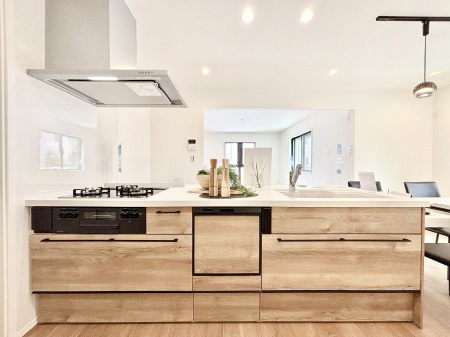 �L�b�`���@�����`Kitchen�`�@��b���e�ރ��r���O�A�������������Ȃ�L�b�`���B�Ƃ́A�������������ł͂Ȃ��A��炵��������A���K�ɂ���ꏊ�B�Ί�̖����A���炬�̓��X�̂��߂ɁA�ŐV�̐ݔ��E�d�l���̗p�B
