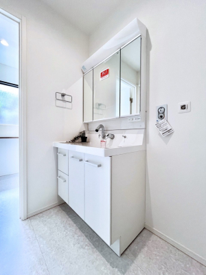 ���̑��@�����`Dressing Room�`  ����������F�����œ��ꂳ��Ă���ƁA�X�b�L���Ɛ�������ۂ������܂��B  ���̗��ɂ͂����Ղ�Ǝ��[�X�y�[�X��W�������I  �����́A�V���v�����@�\�����d�����āB