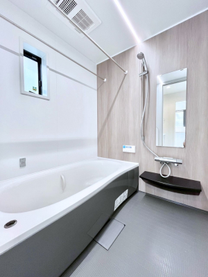 �����@�����`Bath Room�`�@�������������͋C�̗����Ŗ����Ɍ����ă��t���b�V���B���������@�\���t���Ă���̂ŗׂ̐���@�u����Ő􂢏オ�������󕨂��A�J�̓����V�C���C�ɂ������������邱�Ƃ��\�ł��B