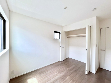 �q�������@�����`Bed Room�`�@�q�������͂��q�l�ɂƂ��đ�Ϗd�Ȗ���������܂��B�q����l�ŉ߂�����Ԃ�^���邱�ƂŁA�h���׋����Ԃ����R�Ƒ����܂����畔���̕Еt����|���Ȃǂ��������ƂɌq����܂��B