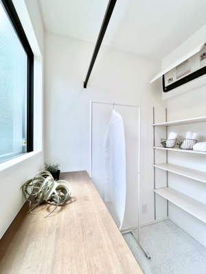 ���̑��@�����`Laundry space�`�@�Ǝ��̕��S���y����������I�ȓ����݌v�B���󂩂���[�܂ŃX���[�Y�ɂȂ�����K�����h���[�X�y�[�X�B