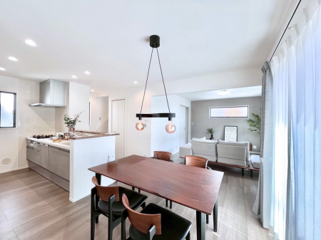 ���r���O�@�����`Living�`�@�����ɂ݂͂�Ȃ��W���A�H���Ɗy������b���n�܂�B�b�ɖ����ɂȂ肷���āA��������Y��锼�߂��ɂȂ��Ă��܂��B����ȑ��̊Ԃ̍K�������������Ă����ꏊ�ł��肽���B