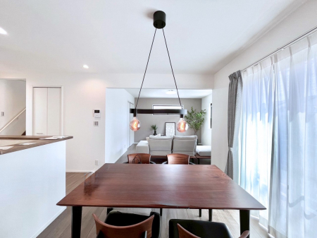 ���r���O�@�����`Living�`�@�O���̗��Ȃ��V���v���ł�������LDK�B�傫�ȑ�������������������ނ̂Ŏ��������邭�A�Ƒ��̌e���̏�Ƃ��ăs�b�^���ł��B�J�����Ɠ�������̗ǂ��𐥔񂲗����������I