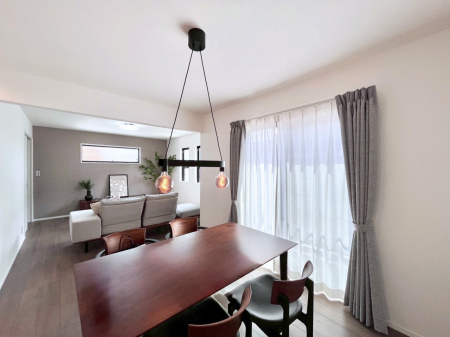 ���̑����ρ@�����`Living�`�@�L���ȗz�������̏ꏊ���Ƃ炵�����B�����邱�̋�Ԃ݂͂�Ȃ̏Ί炪�W���ꏊ�A����Y��A���邱�Ƃ̂Ȃ����킢���Ȃ���b���y���ގ��ԁA��������̎v�����Ԃ���ꏊ�B