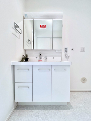 ���ʑ�E���ʏ��@�����`Dressing Room�`�@�\���ȑ傫���̐��ʑ�͎��[�����鎖�Ȃ���A�g�����Ȃ݃`�F�b�N�⎕�����ȂǁA���̍Q�����������Ԃł��z�e�����C�N�ȃX�y�[�X�ŗ]�T�Ƃ�Ƃ�������Ē����܂��B