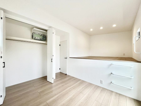 ���̑����ρ@�����`Bed Room�`�@�؂̉����肪�₳�����t���[�����O�͈��炬�������炷�v���C�x�[�g��ԁB����߂̃t���[�����O�ł��̂ŁA�ǎ��Ƃ��}�b�`���A���������X�ɍL�������Ă������ʂ��B