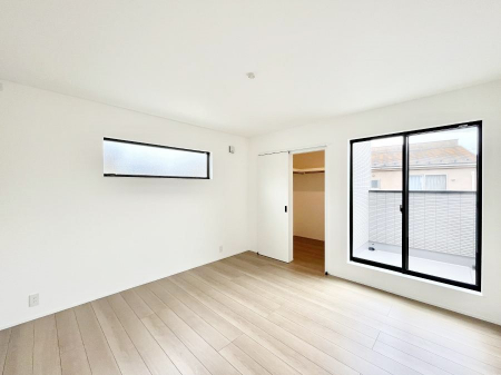 �Q���@�����`Bed Room�`�@�o���R�j�[����̖��邢���������������݂܂��B���ƂɌb�܂ꂽ�������B�_�炩�����R���Œ��ڊo�߂��炵������邾�낤�B�܂��A�@�\�I�Ȏ��[��z�u���āA�Еt������Ԃ������o�������B