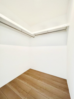 ���̑��@�����`Walk-in Closet�`�@��������̗m���������Ă��V���ɂȂ�ɂ����E�H�[�N�C���N���[�[�b�g�B�m���ȊO�ɂ��A���i�g��Ȃ��Ɠd��X�[�c�P�[�X�A�X�g�b�N�i�Ȃǉ��ł��Еt����������Ԃł��B