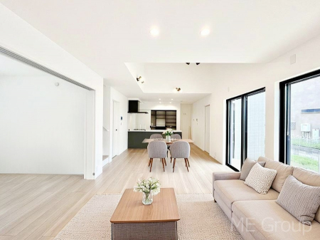 ���r���O�@�����`Living�`�@�Ƒ��̉�b��Ί炪�s���������r���O�ł��B�q���������Ă�p�����Ȃ���A�傫�ȃ\�t�@��_�C�j���O�e�[�u���ł������H���������肭�났�����􂻂�Ȗ������������Ԃł��I���Ƌ��CG�ł�