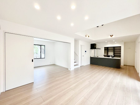 ���r���O�@�����`Living�`�@�O���̗��Ȃ��V���v���ł�������LDK�B�傫�ȑ�������������������ނ̂Ŏ��������邭�A�Ƒ��̌e���̏�Ƃ��ăs�b�^���ł��B�J�����Ɠ�������̗ǂ��𐥔񂲗����������I