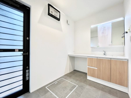 ���̑��@�������P�������`Dressing Room�`  ����������F�����œ��ꂳ��Ă���ƁA�X�b�L���Ɛ�������ۂ������܂��B���̗��ɂ͂����Ղ�Ǝ��[�X�y�[�X��W�������I�����́A�V���v�����@�\�����d�����āB