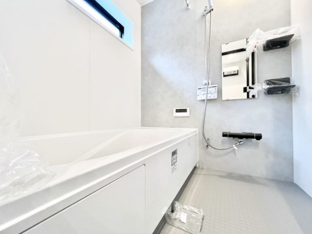 �����@�������P�������`Bath Room�`�@����L�΂��ē������邱�Ƃ��\�I����̔�������M�d�ȃo�X�^�C���ł��B���q�l�Ƃ��ꏏ�ł��\���ȍL���Ȃ̂ŁA���r���O�Ƃ͈�����Ƒ��c�R�̂ЂƎ������y���݂��������܂��B