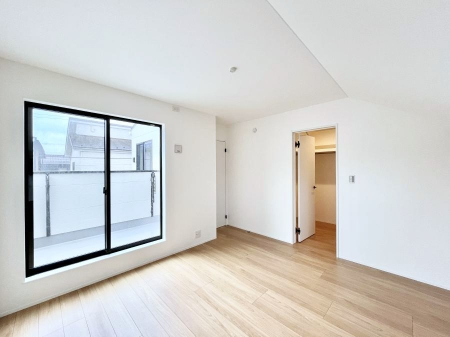 ���̑����ρ@�������P�������`Bed Room�`  �u��������������l�v�Ƃ��v�w�ł�����肭�낰��WIC�t���̐Q���B  �����̉Ǝ��₨�d���ɔ�ꂽ���̓t�J�t�J�̃x�b�g�Ŗ�����Ă��������B���K�ȍL����������