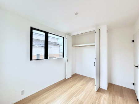 �Q���@�������P�������`Bed Room�`  �����ɂ͎��[�N���[�[�b�g�������I���i�g���̂��m���⏬���͂������A�G�ߕ��̂��m���Ȃǂ���������Ɛ������ڂ����܂������܂��B  ������Ԃ��L���g�p�ł��܂��ˁB