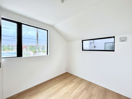 �q�������@�������P�������`Bed Room�`�@�q�������͂��q�l�ɂƂ��đ�Ϗd�Ȗ���������܂��B�q����l�ŉ߂�����Ԃ�^���邱�ƂŁA�h���׋����Ԃ����R�Ƒ����܂����畔���̕Еt����|���Ȃǂ��������ƂɌq����܂��B