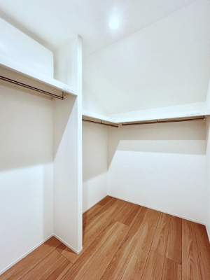 ���̑��@�������P�������`Walk-in Closet�`�@��������̗m���������Ă��V���ɂȂ�ɂ����E�H�[�N�C���N���[�[�b�g�B�m���ȊO�ɂ��A���i�g��Ȃ��Ɠd��X�[�c�P�[�X�A�X�g�b�N�i�Ȃǉ��ł��Еt����������Ԃł��B