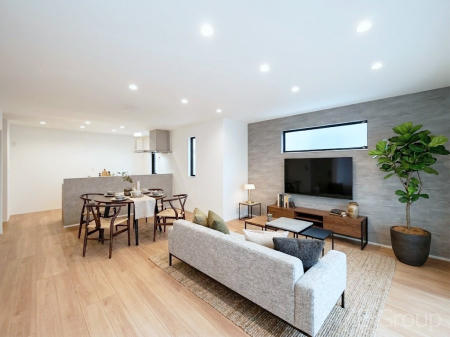 ���r���O�@�������P�������`Living�`�@�Ƒ��̐H����c���̂ق��A�q�ǂ���V�΂�����A�F�l���������肷��LDK�͏Z�܂��̒��S�B�����ԉ߂����ꏊ������A���̋�Ԃ͏Z�܂��S�̂̋��S�n�����E���܂��B���Ƌ��CG�ł�