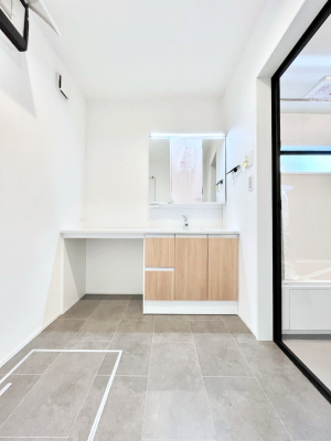 ���ʑ�E���ʏ��@�������P�������`Dressing Room�`�@�\���ȑ傫���̐��ʑ�͎��[�����鎖�Ȃ���A�g�����Ȃ݃`�F�b�N�⎕�����ȂǁA���̍Q�����������Ԃł��z�e�����C�N�ȃX�y�[�X�ŗ]�T�Ƃ�Ƃ�������Ē����܂��B