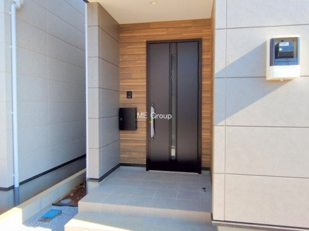 ���ց@�O�ρ`Entrance�`�@���ւ́A���q��������}�������ł���A�Ƒ����o���肷���ł�����̂Łu�������̊�v�Ƃ��Ă΂��d�v�ȏꏊ�I��������Ɩ��邭�A���ł����q�l�����o�}���ł���悤�Ȑ݌v�����܂����I