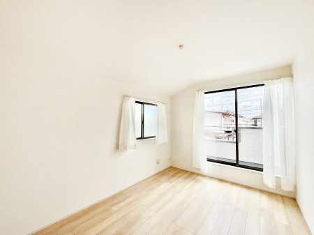 ���̑����ρ@������B�������`Bed Room�`�@2�ʍ̌����m�ۂ������邢�����́A���ʂ����ǂ��A��ϋ��S�n�̗ǂ���ԂƂȂ��Ă���܂��B�u�₩�ȕ��������ċN���钩�́A���K�����̎n�܂�ɁI���������ʕ����ƂĂ��ǂ��Z�܂�