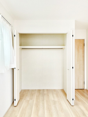 ���[�@������B�������`Closet�`�@�ǖʃN���[�[�b�g������΃^���X��u���K�v���Ȃ��A�o������̂Ȃ��X�b�L����Ԃ��ێ��ł��܂��B����ꂽ�X�y�[�X��L���Ɋ��p�ł������B�ߗނ��̕i�Ȃǂ����Ղ���[�o���܂��ˁ�