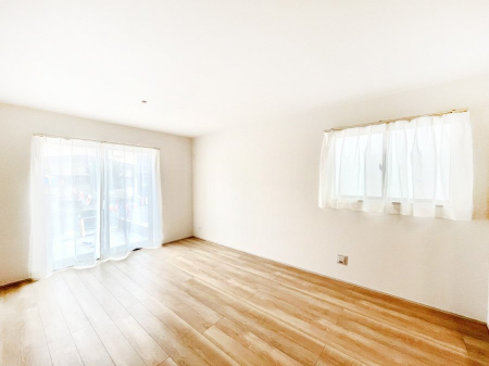 ���r���O�@������B�������`Living�`�@�O���̗��Ȃ��V���v���ł�������LDK�B�傫�ȑ�������������������ނ̂Ŏ��������邭�A�Ƒ��̌e���̏�Ƃ��ăs�b�^���ł��B�J�����Ɠ�������̗ǂ��𐥔񂲗����������I