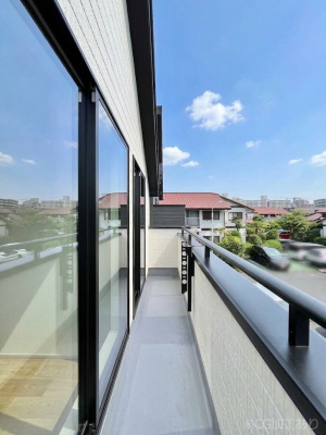�o���R�j�[�@�����`Balcony�`�@�傫�ȋ�Ɉ͂܂ꂽ�C�����̂����ƁB�o���R�j�[��`�������ň��|�I�ȊJ�����ɕ�܂�܂��B�o���R�j�[�͗z���������݂��z�c����󕨂��C�����悭�������Ƃ��ł��܂��B