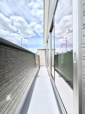 �o���R�j�[�@������B�������`Balcony�`  �傫�ȋ�Ɉ͂܂ꂽ�C�����̂����ƁB  �o���R�j�[��`�������ň��|�I�ȊJ�����ɕ�܂�܂��B  �o���R�j�[�͗z���������݂��z�c����󕨂��C�����悭�������Ƃ��ł��܂��B