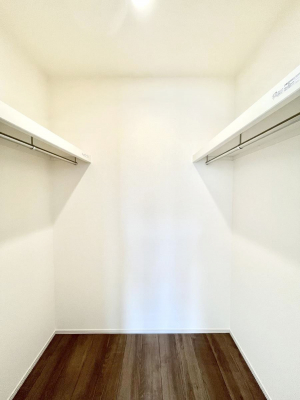 ���̑��@������A�������`Walk-in Closet�`�@��������̗m���������Ă��V���ɂȂ�ɂ����E�H�[�N�C���N���[�[�b�g�B�m���ȊO�ɂ��A���i�g��Ȃ��Ɠd��X�[�c�P�[�X�A�X�g�b�N�i�Ȃǉ��ł��Еt����������Ԃł��B