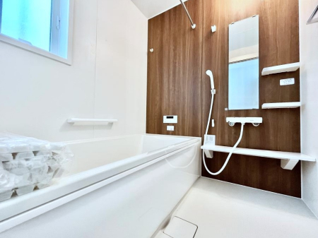 �����@�����`Bath Room�`�@�������������͋C�̗����Ŗ����Ɍ����ă��t���b�V���B���������@�\���t���Ă���̂ŗׂ̐���@�u����Ő􂢏オ�������󕨂��A�J�̓����V�C���C�ɂ������������邱�Ƃ��\�ł��B