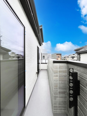 �o���R�j�[�@������B�������`Balcony�`  �傫�ȋ�Ɉ͂܂ꂽ�C�����̂����ƁB  �o���R�j�[��`�������ň��|�I�ȊJ�����ɕ�܂�܂��B  �o���R�j�[�͗z���������݂��z�c����󕨂��C�����悭�������Ƃ��ł��܂��B