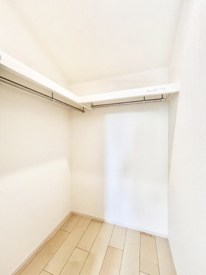 ���̑��@������B�������`Walk-in Closet�`�@��������̗m���������Ă��V���ɂȂ�ɂ����E�H�[�N�C���N���[�[�b�g�B�m���ȊO�ɂ��A���i�g��Ȃ��Ɠd��X�[�c�P�[�X�A�X�g�b�N�i�Ȃǉ��ł��Еt����������Ԃł��B