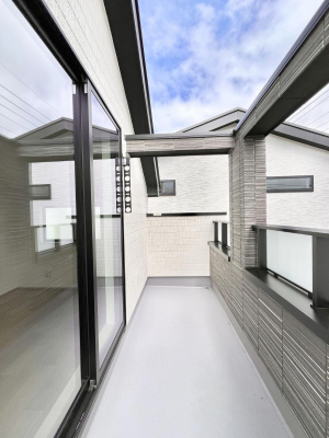 �o���R�j�[�@������A�������`Balcony�`�@�傫�ȋ�Ɉ͂܂ꂽ�C�����̂����ƁB�o���R�j�[��`�������ň��|�I�ȊJ�����ɕ�܂�܂��B�o���R�j�[�͗z���������݂��z�c����󕨂��C�����悭�������Ƃ��ł��܂��B