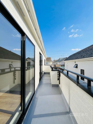�o���R�j�[�@������B�������`Balcony�`�@�傫�ȋ�Ɉ͂܂ꂽ�C�����̂����ƁB�o���R�j�[��`�������ň��|�I�ȊJ�����ɕ�܂�܂��B�o���R�j�[�͗z���������݂��z�c����󕨂��C�����悭�������Ƃ��ł��܂��B