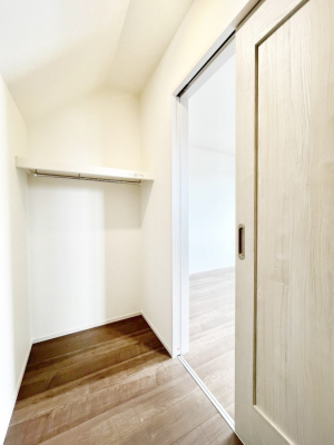 ���̑��@������B�������`Walk-in Closet�`�@��������̗m���������Ă��V���ɂȂ�ɂ����E�H�[�N�C���N���[�[�b�g�B�m���ȊO�ɂ��A���i�g��Ȃ��Ɠd��X�[�c�P�[�X�A�X�g�b�N�i�Ȃǉ��ł��Еt����������Ԃł��B