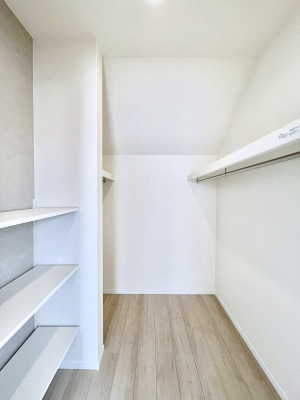 ���̑��@������C�������`Walk-in Closet�`�@��������̗m���������Ă��V���ɂȂ�ɂ����E�H�[�N�C���N���[�[�b�g�B�m���ȊO�ɂ��A���i�g��Ȃ��Ɠd��X�[�c�P�[�X�A�X�g�b�N�i�Ȃǉ��ł��Еt����������Ԃł��B