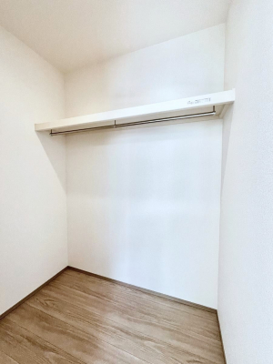 ���̑��@�����`Walk-in Closet�`�@�K�v�Ȃ��̂�R�[�f�B�l�[�g���ꗗ���Ċm�F�ł��A�g�x�x�⏀�����Z���ԂōςރE�H�[�N�C���N���[�[�b�g��ݒu���܂����B�Ƃ̒�����������Ƃ�����֗��Ȏ��[�X�y�[�X�ł��B